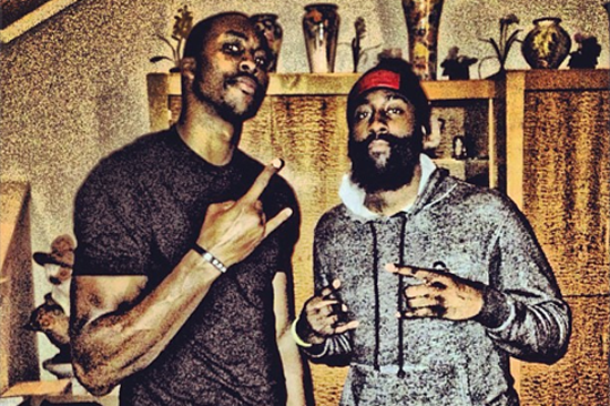 最后5秒，杜兰特三分一箭穿心，奥科吉空中拦截，赛后亚当斯一把抱住狄龙