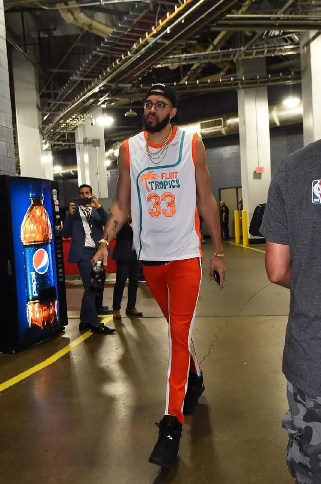 这年轻人太阳官方晒赢球海报 隔扣字母哥的瑞安-邓恩登上封面