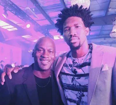 为什么投手在换下场时需要将球亲自交给主教练