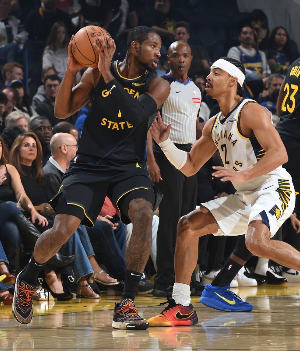 上海市政府向海港赠送冠军贺礼：木雕雄鹰和冠军奖杯刺绣